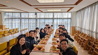 食堂でみんなでポーズ
