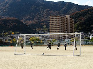 若いOBたちもゲームをしています