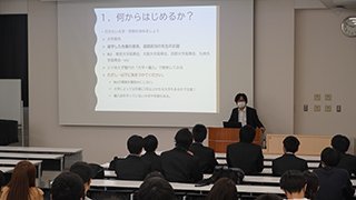 受験勉強の心構えについて 説明をされる金井先生