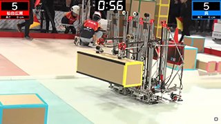 箱を運ぶ様子