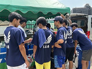練習後、物品販売ブースにて、中国大会限定グッズの品定めをする選手達