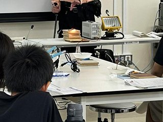 図１ 通電したシャープペン芯の赤熱発光