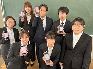 こちらは新4年生の合格学生たち。始業式の日に撮影したので、皆スーツ姿です。さあ、次は何の勉強をしましょうか