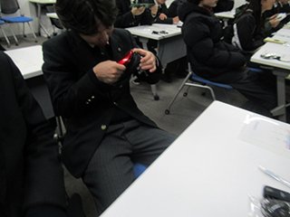 生産している部品を念入りに観察しています