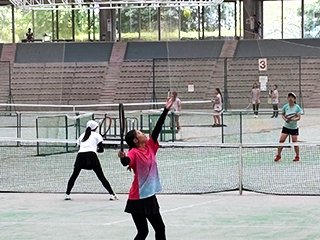 山田愛子選手のサーブ
