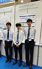 研究室展示ブースにて記念撮影
