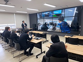 情報交流室視察の様子