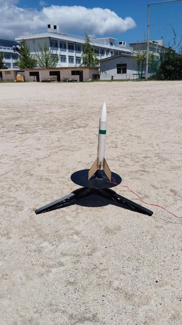 1発目のロケット（白）