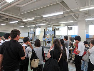 コンクリートの破壊で轟音