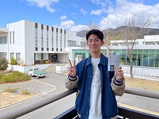 合格通知と一枚。 実務経験を2年積むことで一級建築士免許を取得できます。 4月から就職する大手ゼネコンでの活躍まちがいなしです！