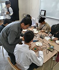 サポート 学生による工作指導 専攻科1年 樋口さん