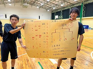 機械工学科1年重光さん（右） 電気情報工学科1年池田さん（左）ほか 各クラスレク係の皆さんありがとうございました