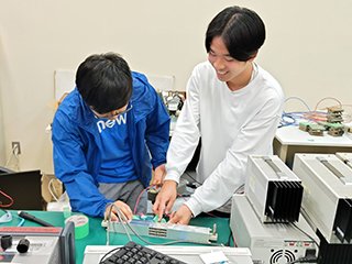 本科5年生から4年生へ研究指導中