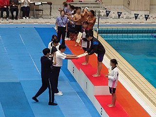 女子50m自由形優勝(大会新) 女子100m自由形優勝 建築学科1年 川畑美津生さん