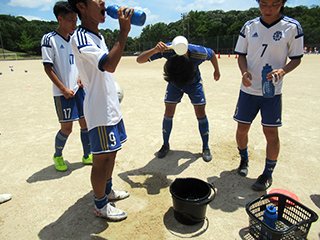 水をかぶって熱中症の対策です