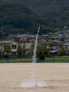 発射の瞬間でグランド中央で 白い煙が上がっています