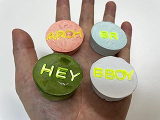 石こうに絵具も混ぜて 好きな色のマグネットを作ります