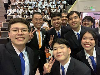 卒業生らと記念撮影