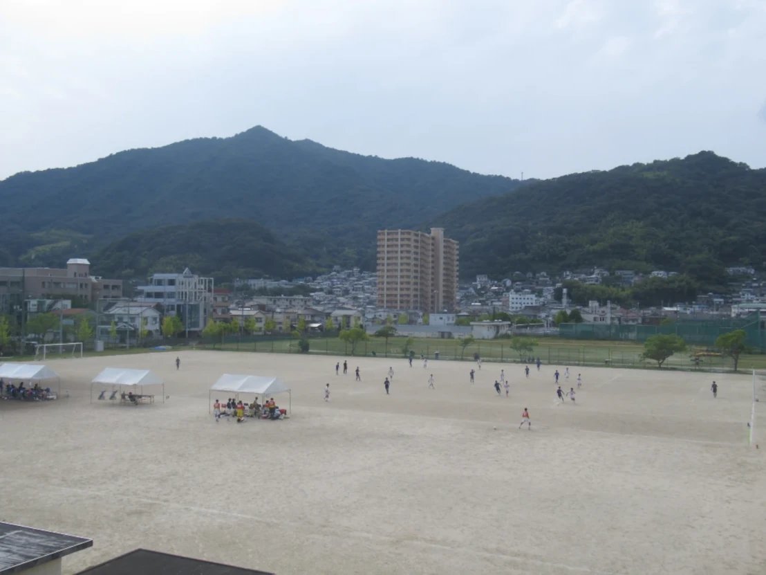 公式戦後のTMで，呉高専が青，清水ヶ丘高校が白です