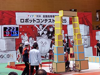 積み上げたゲートを運搬する様子