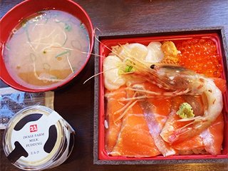 サーモンパーク内での海鮮丼