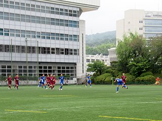 広島工業大学（赤）と本校（青）の試合です