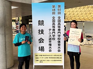 賞状とメダルを持っての記念写真