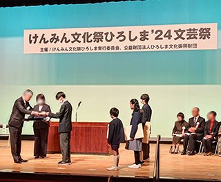 表彰式（賞を受ける機械工学科3年武田 康志さん）