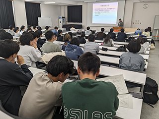 受験勉強の心構えについて 説明をされる物理の林先生