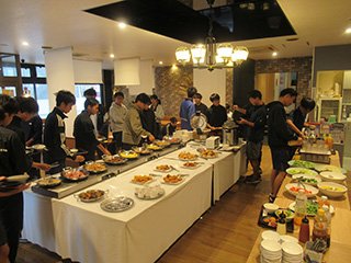 朝食をしっかり食べます