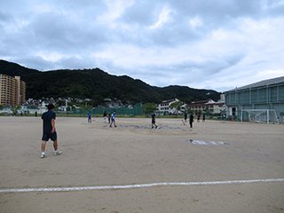 水たまりを整地しています