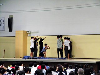 ４寮１階男子による劇の一コマ