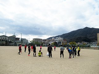 締めは丸山先生から恒例のお年玉（左手の袋）