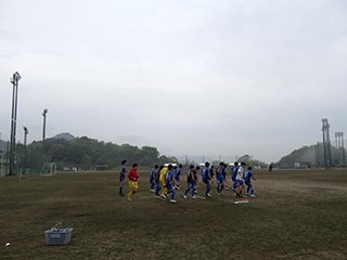 試合前にアップしています