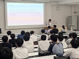 体験談を話す機械工学科5年 帆足さん