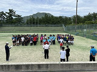 表彰式にて表彰される主将の岡本 侑恭さん