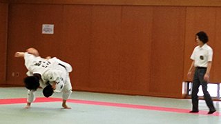 中原さん(左)組合後、左内股で1本勝