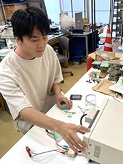 受賞テーマの社会実装に向け、高感度なセンサを開発中