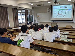 オンラインで講義を受ける様子