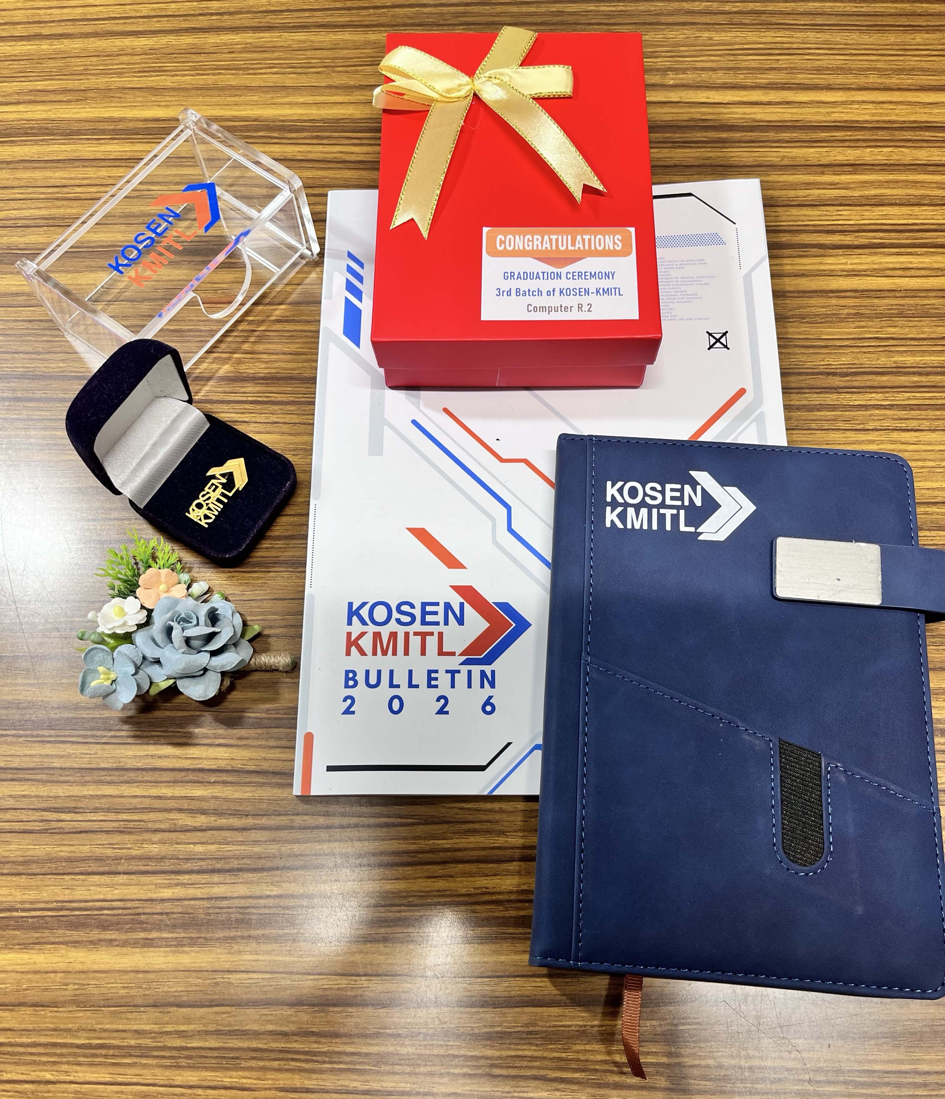 KOSEN-KMITL要覧や名刺入れ等を頂きました