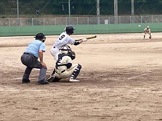 バントを決めた金子選手