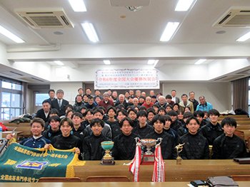 優勝旗、優勝杯と一緒に記念写真