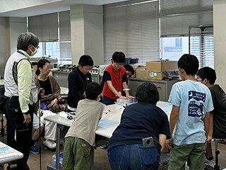 写真1 発電実験 体温発電の様子