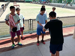 表彰式にて賞状を授与される主将の松岡 幹士さん