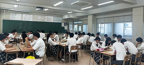 コラムを評論し合うグループ