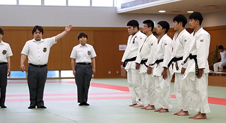 団体戦で勝ち名乗りを受ける