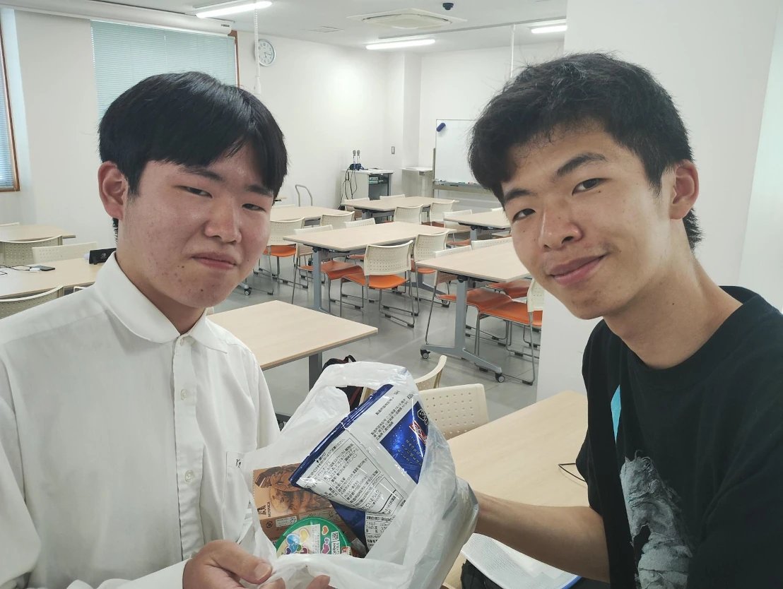 優勝者の「ゆっくん」さん（左側）
