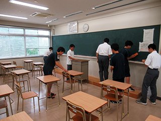 選択教室を掃除しています