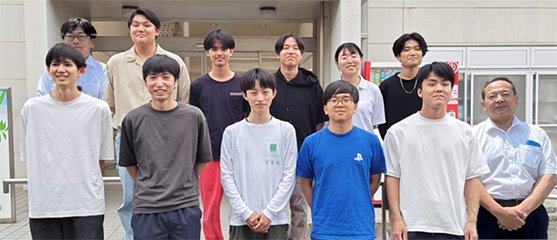 指導教授や研究室OBと共にキックオフ記念撮影