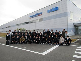 まずは工場の前で記念写真です